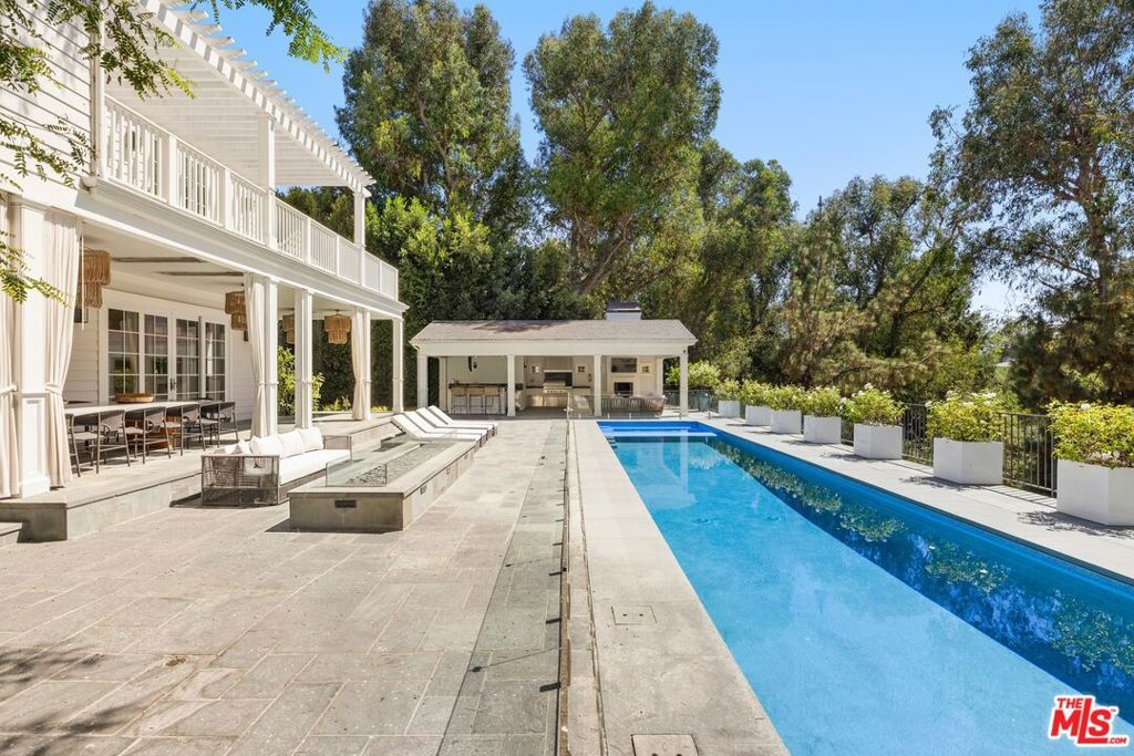 Image 29 of property listing at 491 N Tigertail Road, Los Angeles, CA 90049