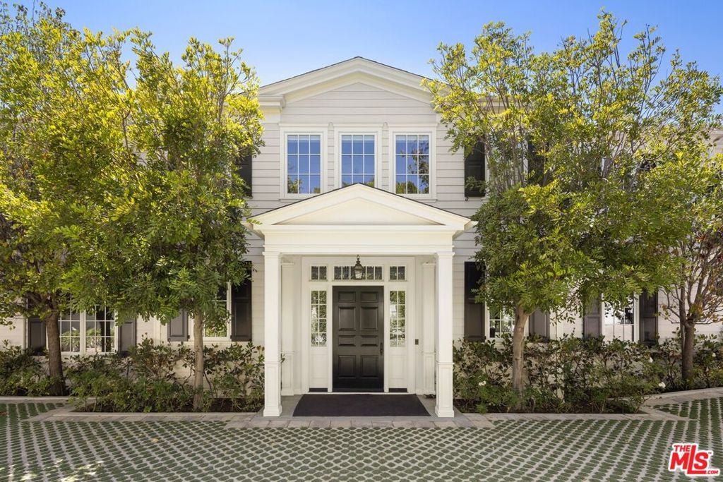 Image 3 of property listing at 491 N Tigertail Road, Los Angeles, CA 90049