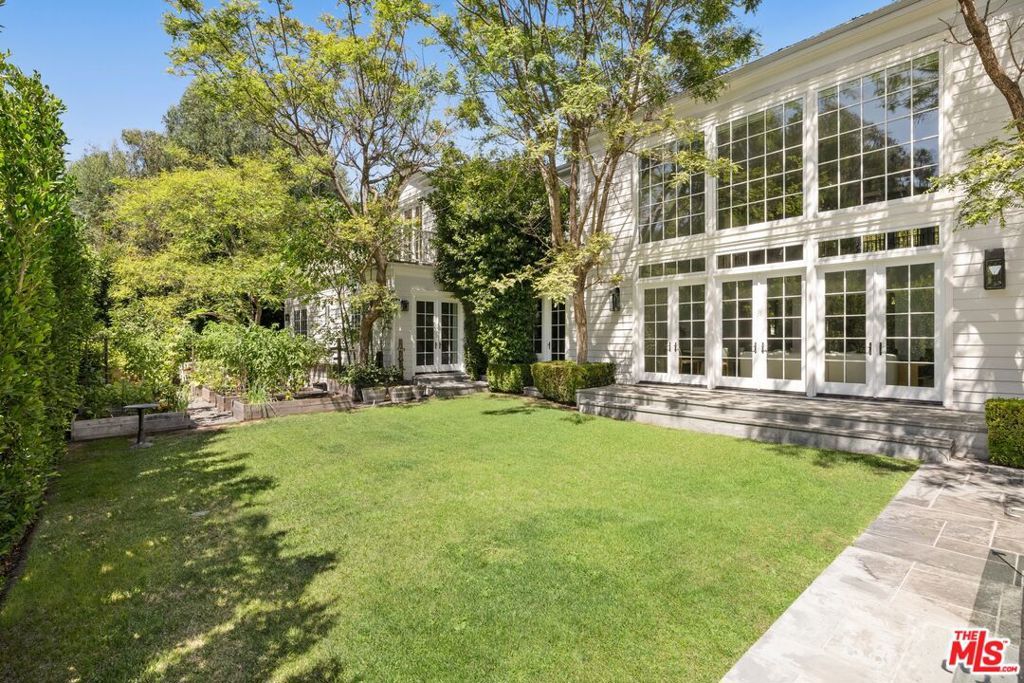Image 30 of property listing at 491 N Tigertail Road, Los Angeles, CA 90049