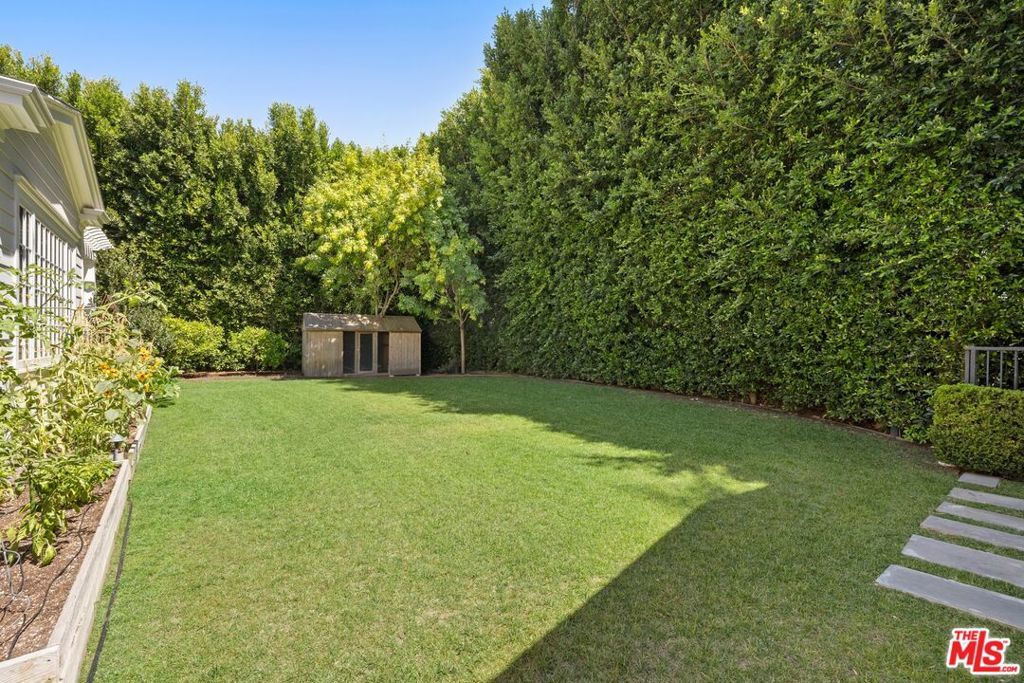 Image 31 of property listing at 491 N Tigertail Road, Los Angeles, CA 90049