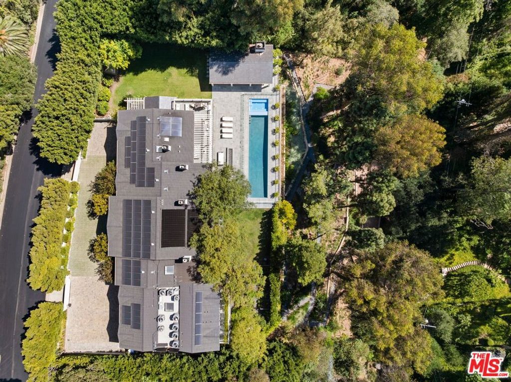 Image 32 of property listing at 491 N Tigertail Road, Los Angeles, CA 90049