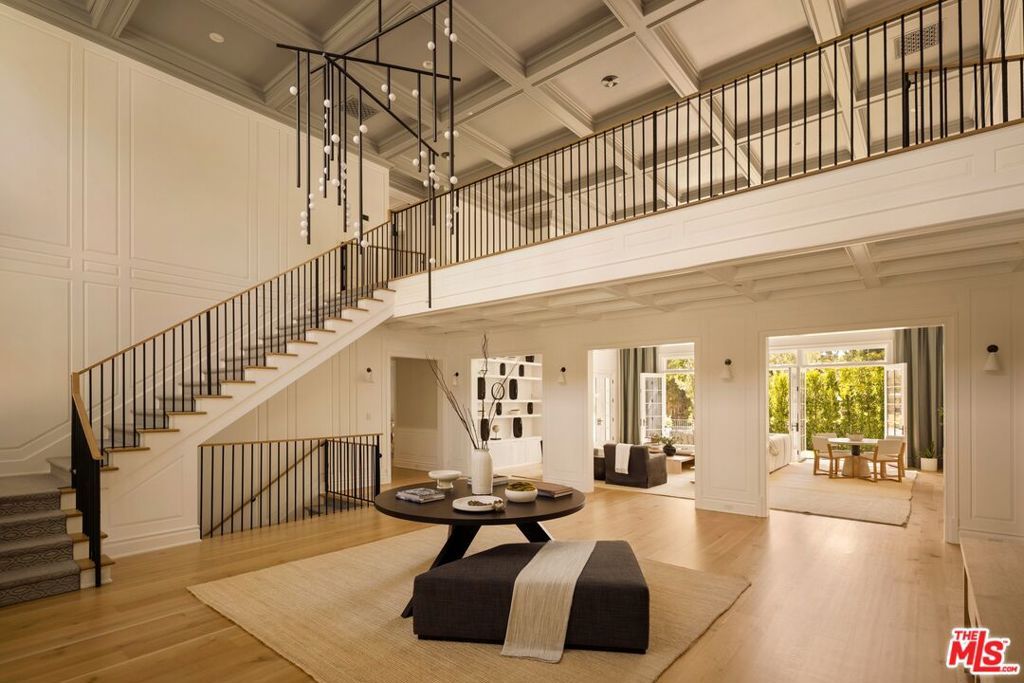 Image 4 of property listing at 491 N Tigertail Road, Los Angeles, CA 90049