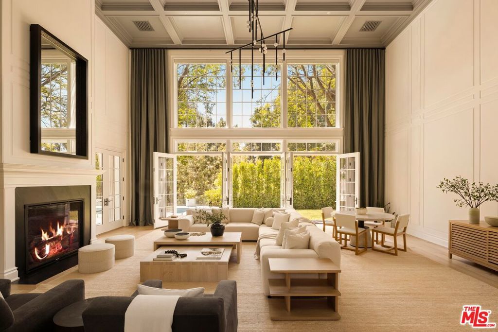Image 5 of property listing at 491 N Tigertail Road, Los Angeles, CA 90049