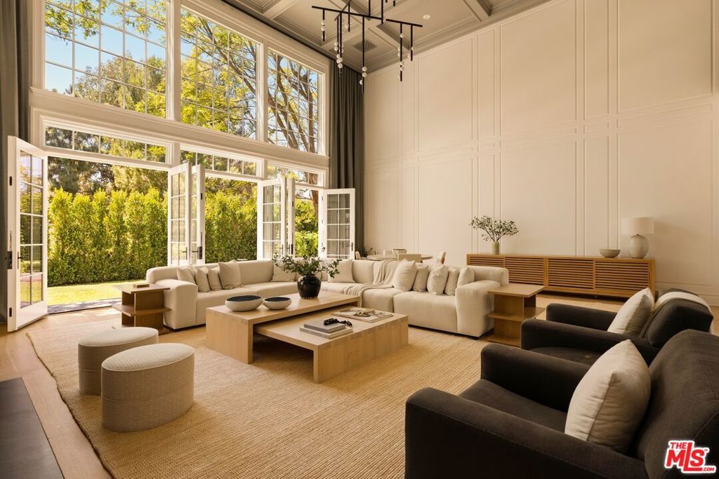Image 6 of property listing at 491 N Tigertail Road, Los Angeles, CA 90049