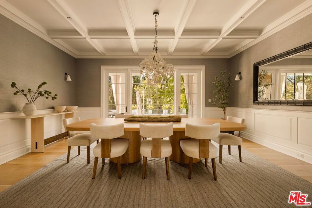 Image 7 of property listing at 491 N Tigertail Road, Los Angeles, CA 90049