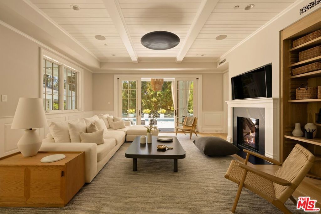 Image 8 of property listing at 491 N Tigertail Road, Los Angeles, CA 90049