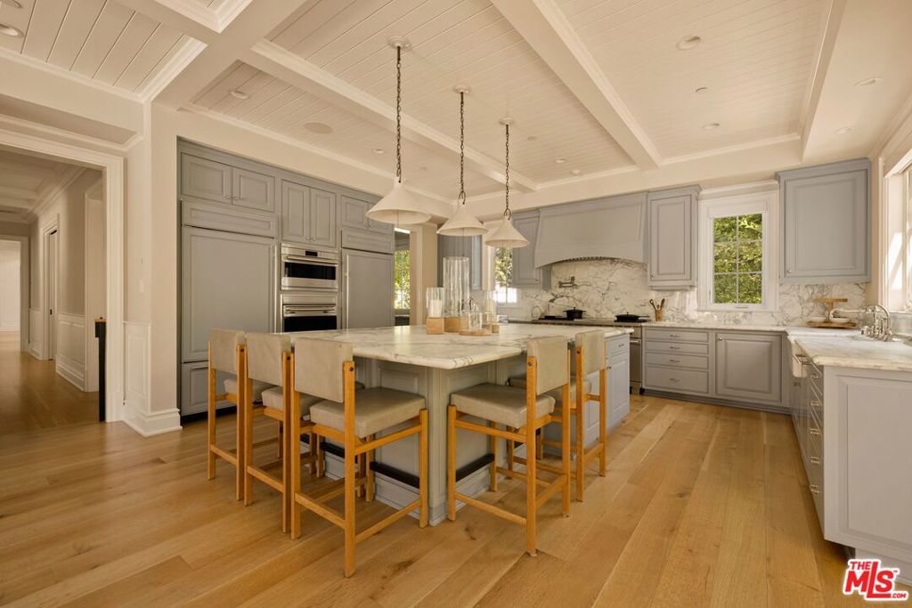 Image 9 of property listing at 491 N Tigertail Road, Los Angeles, CA 90049