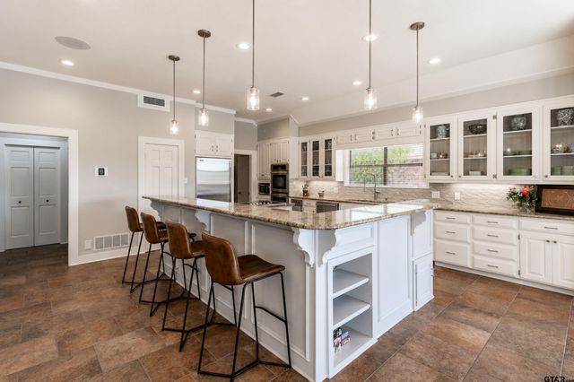 6500 Hollytree Circle, Tyler, TX 75703