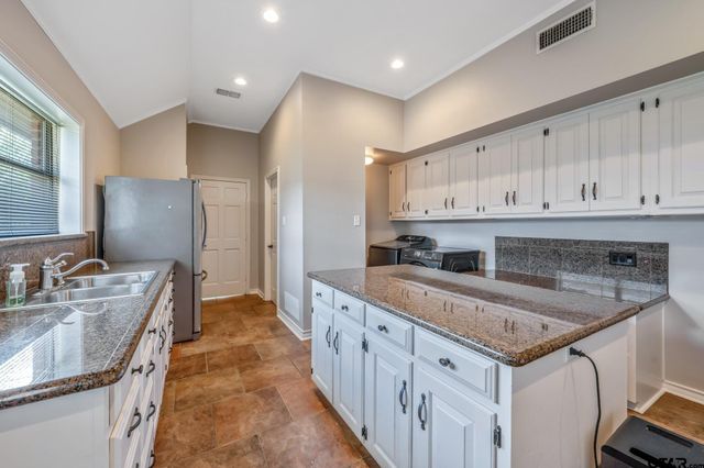6500 Hollytree Circle, Tyler, TX 75703
