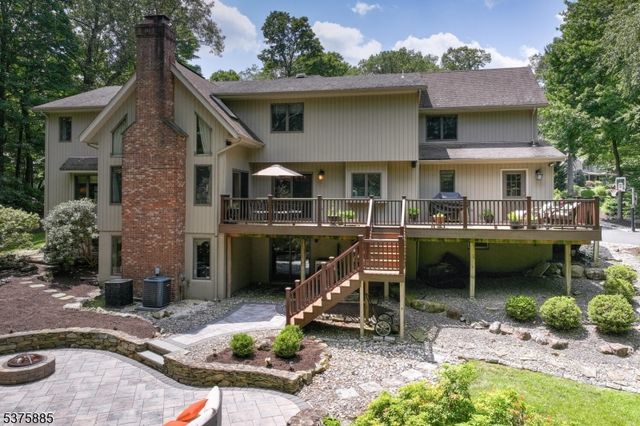 8 Falcon Run, Kinnelon Boro, NJ 07405