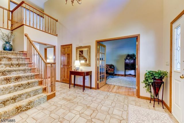 8 Falcon Run, Kinnelon Boro, NJ 07405