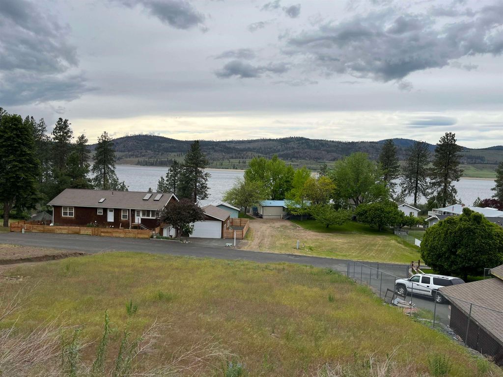 3312 Roosevelt Dr, Seven Bays, WA 99122