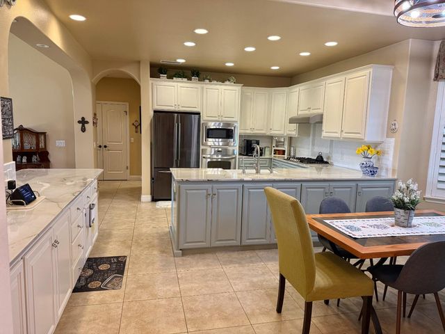 2670 Muncie Ave, Clovis, CA 93619