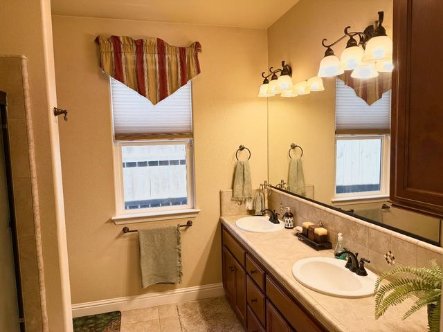 2670 Muncie Ave, Clovis, CA 93619