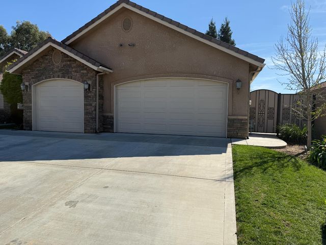 2670 Muncie Ave, Clovis, CA 93619