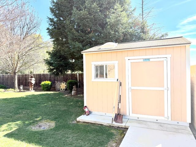 2670 Muncie Ave, Clovis, CA 93619