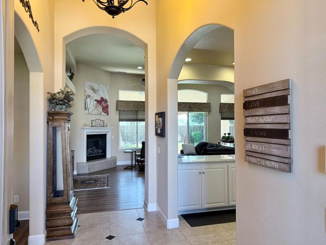 2670 Muncie Ave, Clovis, CA 93619