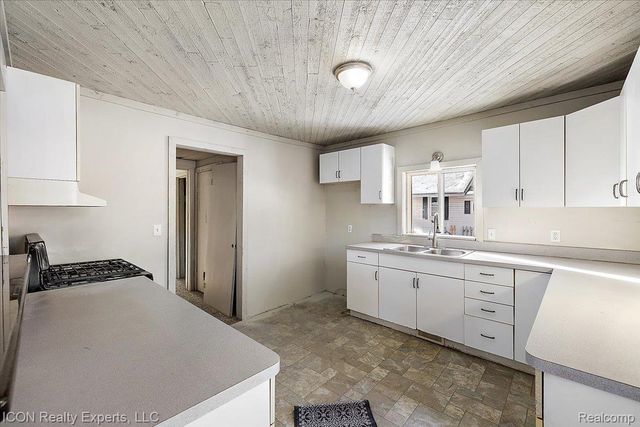 8226 Dickert street, Commerce Charter Township, MI 48382