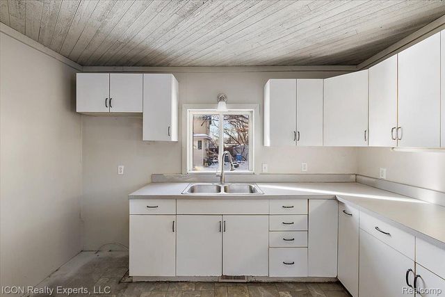 8226 Dickert street, Commerce Charter Township, MI 48382