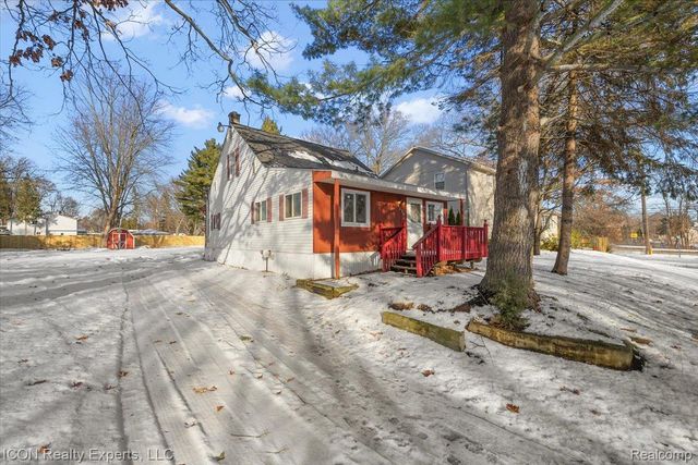 8226 Dickert street, Commerce Charter Township, MI 48382