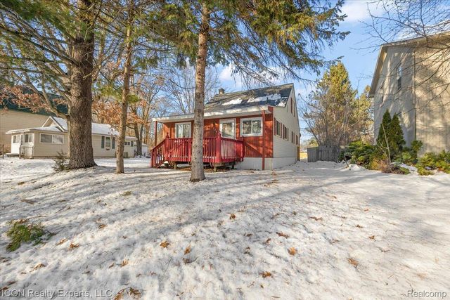 8226 Dickert street, Commerce Charter Township, MI 48382