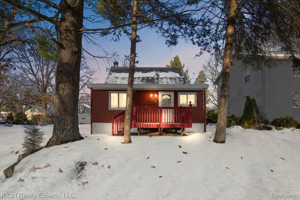 8226 Dickert street, Commerce Charter Township, MI 48382