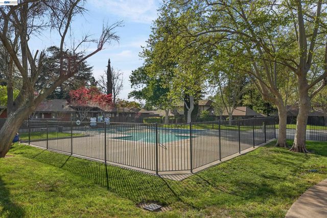 5497 Roundtree Dr D, Concord, CA 94521