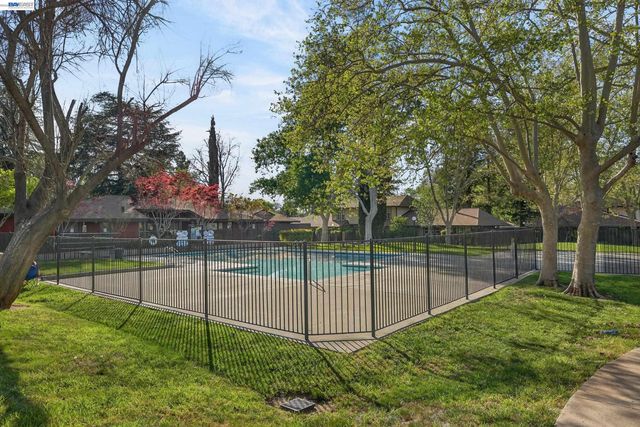 5497 Roundtree Dr D, Concord, CA 94521