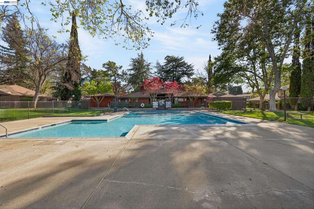 5497 Roundtree Dr D, Concord, CA 94521