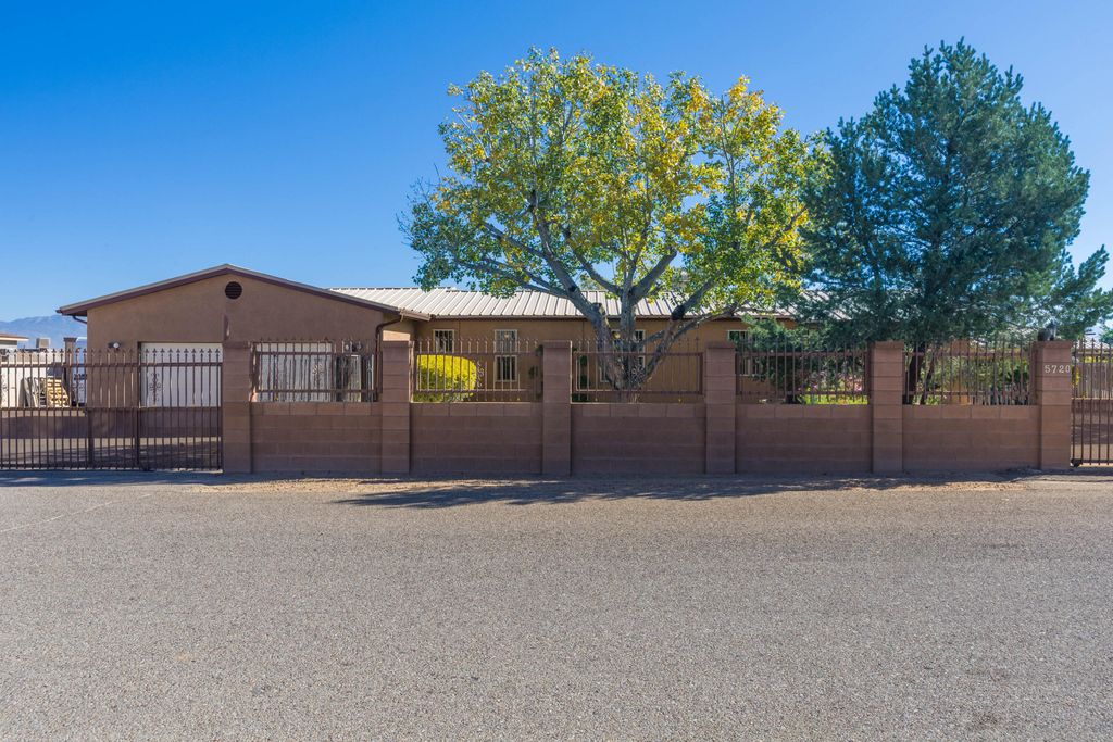 5720 Don Pasquale Drive SW, Albuquerque, NM 87121