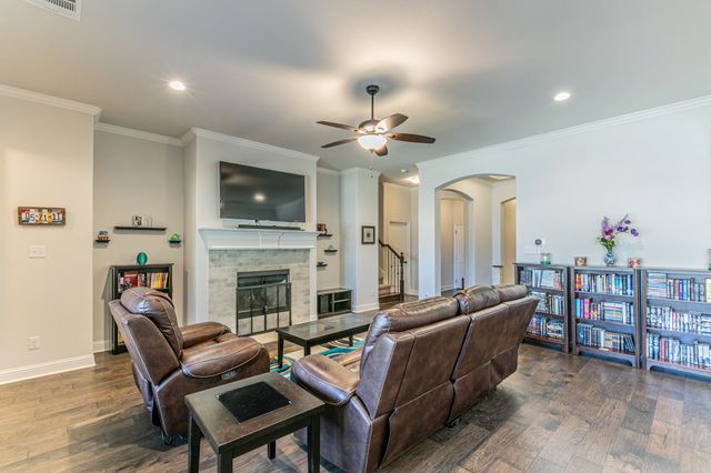 325 Woodhaven Trail, Mcgregor, TX 76657