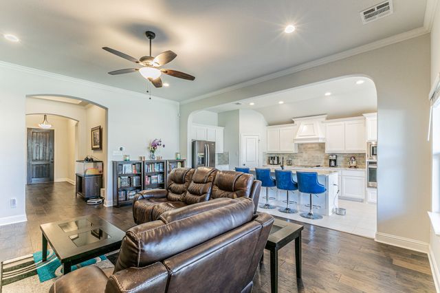 325 Woodhaven Trail, Mcgregor, TX 76657