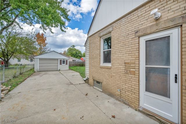 334 Hawthorne St, Elyria, OH 44035