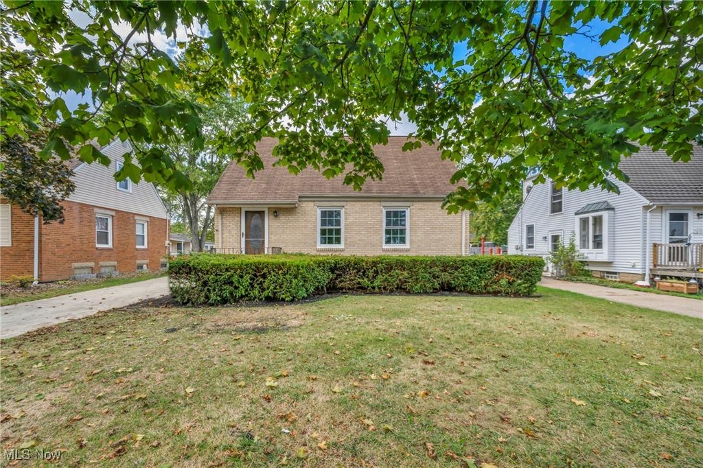 334 Hawthorne St, Elyria, OH 44035