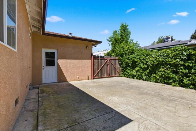 1022 Fleda Ave, Olivehurst, CA 95961