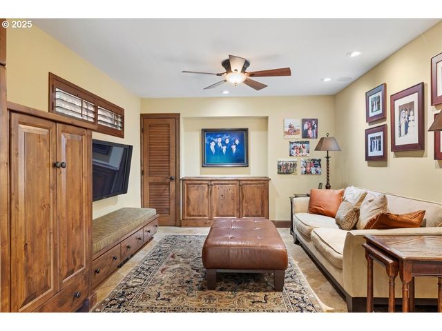 524 RIDGEWAY Rd, Lake Oswego, OR 97034
