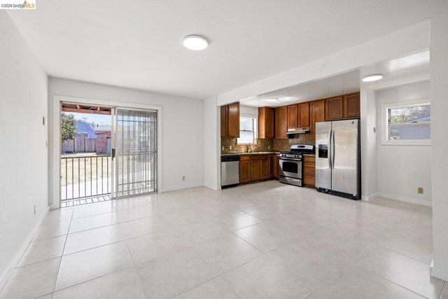 3986 Delmont Ave, Oakland, CA 94605