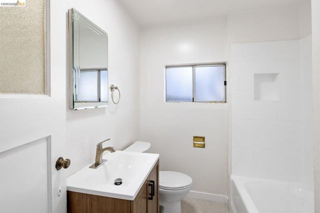 3986 Delmont Ave, Oakland, CA 94605