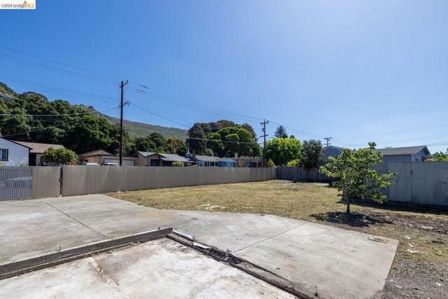 3986 Delmont Ave, Oakland, CA 94605