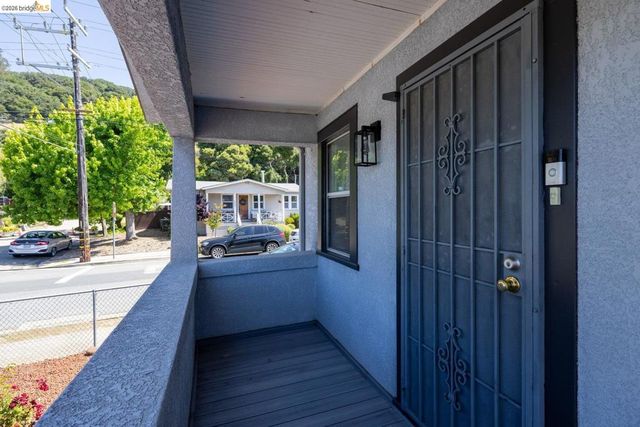 3986 Delmont Ave, Oakland, CA 94605