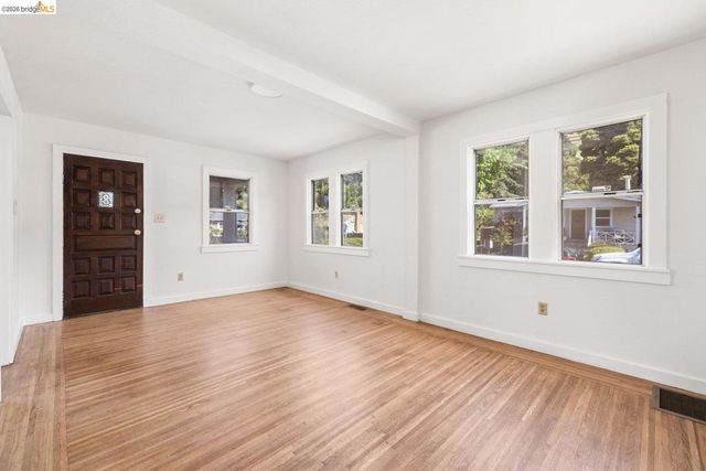 3986 Delmont Ave, Oakland, CA 94605