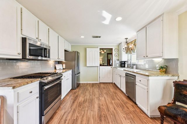 419 W San Antonio ST, Lockhart, TX 78644