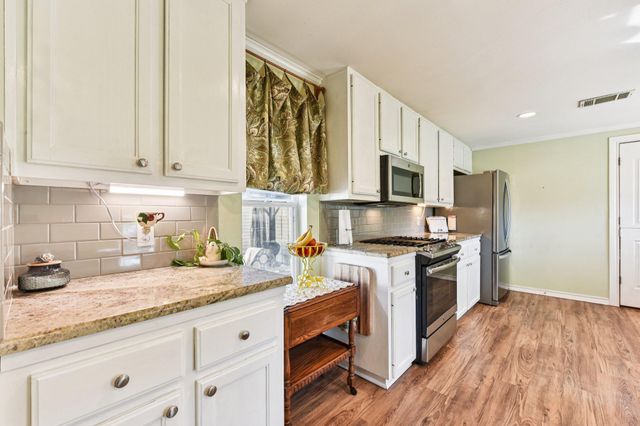 419 W San Antonio ST, Lockhart, TX 78644