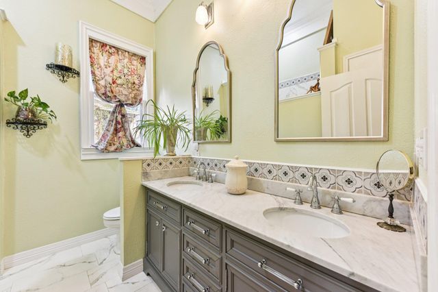 419 W San Antonio ST, Lockhart, TX 78644