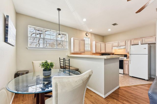 419 W San Antonio ST, Lockhart, TX 78644