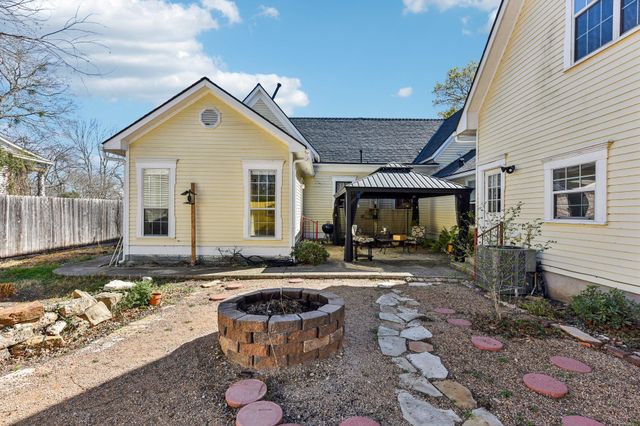 419 W San Antonio ST, Lockhart, TX 78644