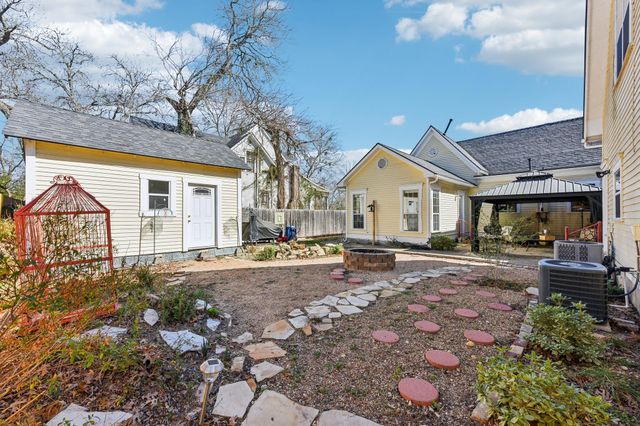 419 W San Antonio ST, Lockhart, TX 78644