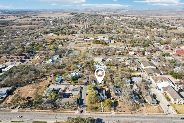 419 W San Antonio ST, Lockhart, TX 78644