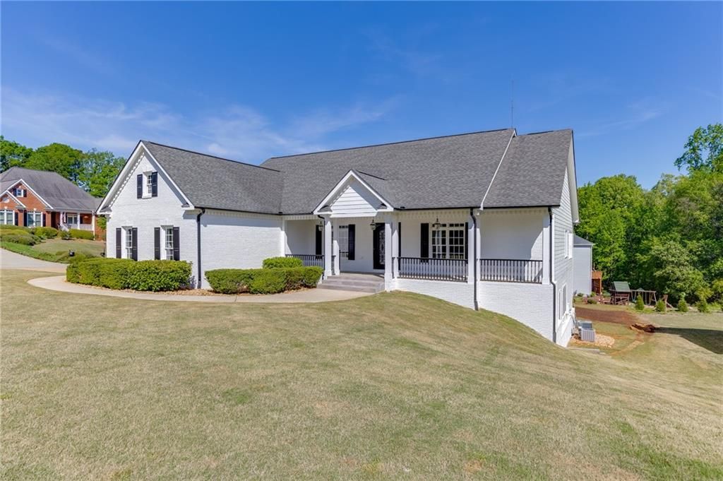 Image 2 of property listing at 5821 Chalet Way, Hoschton, GA 30548
