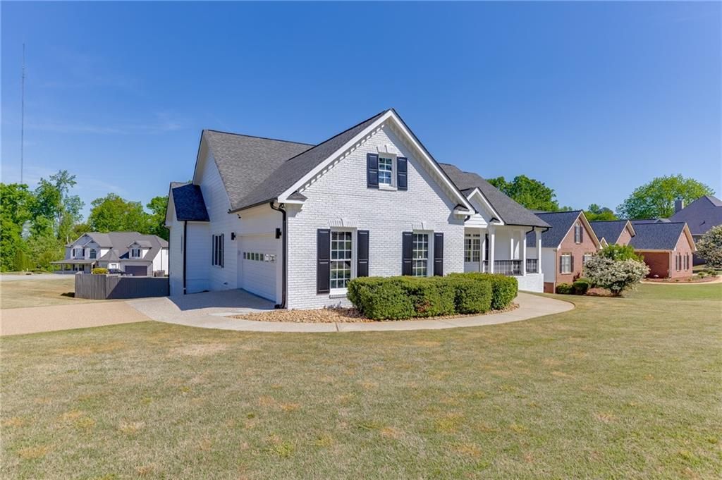 Image 3 of property listing at 5821 Chalet Way, Hoschton, GA 30548